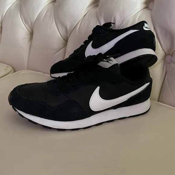 Nike Black &amp; White MD Valiant Tennis Shoe Size 6.5Y