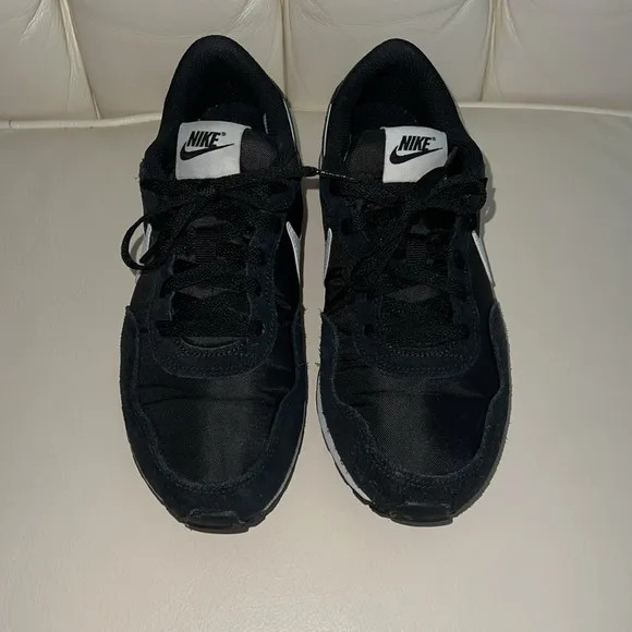 Nike Black &amp; White MD Valiant Tennis Shoe Size 6.5Y
