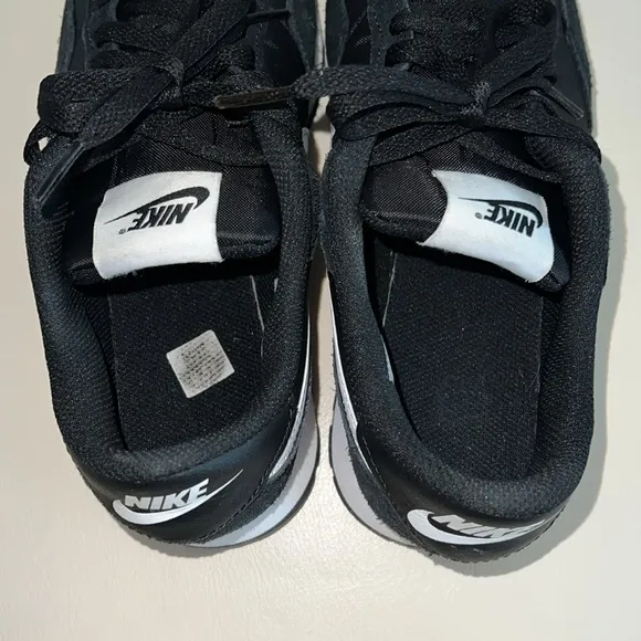 Nike Black &amp; White MD Valiant Tennis Shoe Size 6.5Y