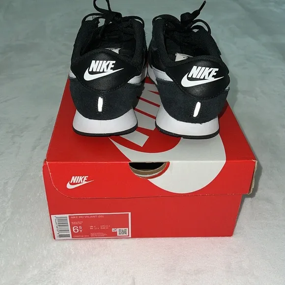 Nike Black &amp; White MD Valiant Tennis Shoe Size 6.5Y