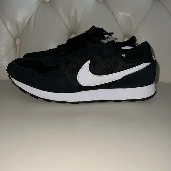 Nike Black &amp; White MD Valiant Tennis Shoe Size 6.5Y