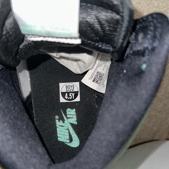 Nike Black and Green Sneakers High-Top