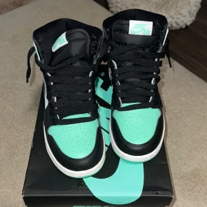 Nike Black and Green Sneakers High-Top