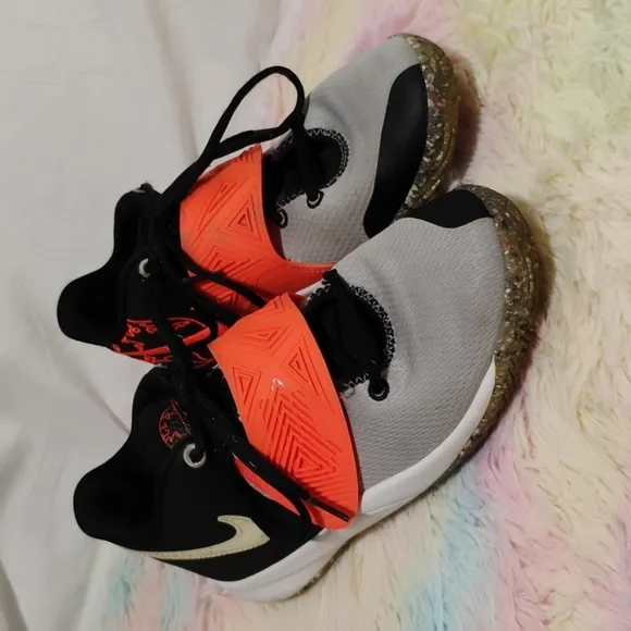 Nike Flytrap Tennis Shoes Sz.6.5Y Gently Worn
