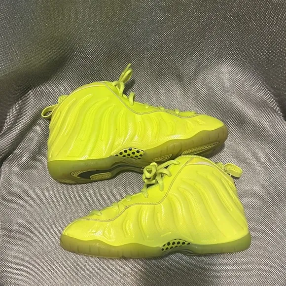Nike Foamposite Volt size 2Y