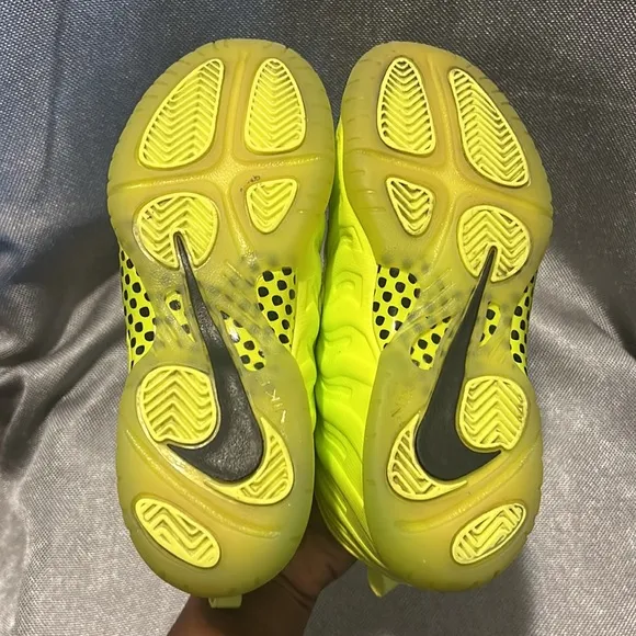 Nike Foamposite Volt size 2Y