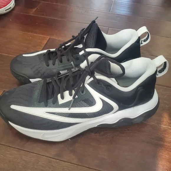 Nike Giannis Imortality  3 size 11.5 men's tennis shoes in black and white DZ753