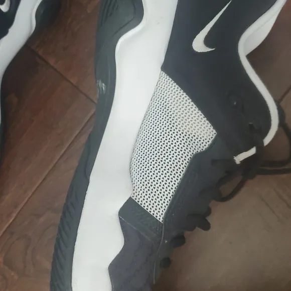 Nike Giannis Imortality  3 size 11.5 men's tennis shoes in black and white DZ753