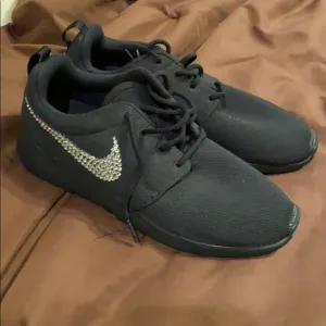 Nike Glitter kicks tennis shoes size 8.5 NWOT