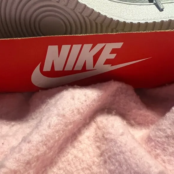 Nike gray tennis shoes
