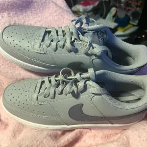 Nike gray tennis shoes