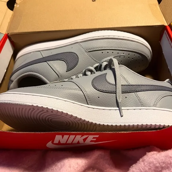 Nike gray tennis shoes