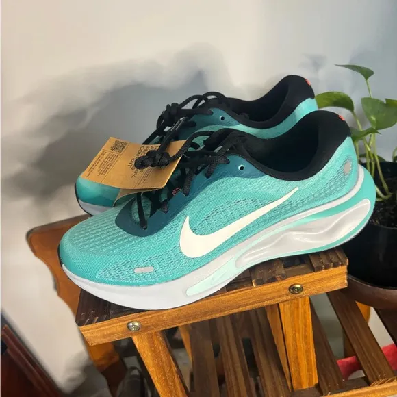 Nike Journey Road Runner Size 8 Men