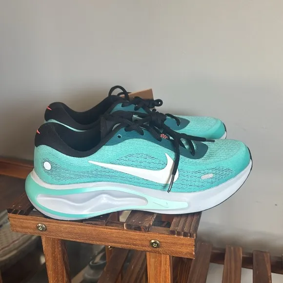 Nike Journey Road Runner Size 8 Men