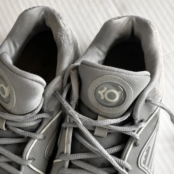 Nike KD Trey 5 VIII Gray Basketball Shoes Sneakers Athletic Easy Size 9.5