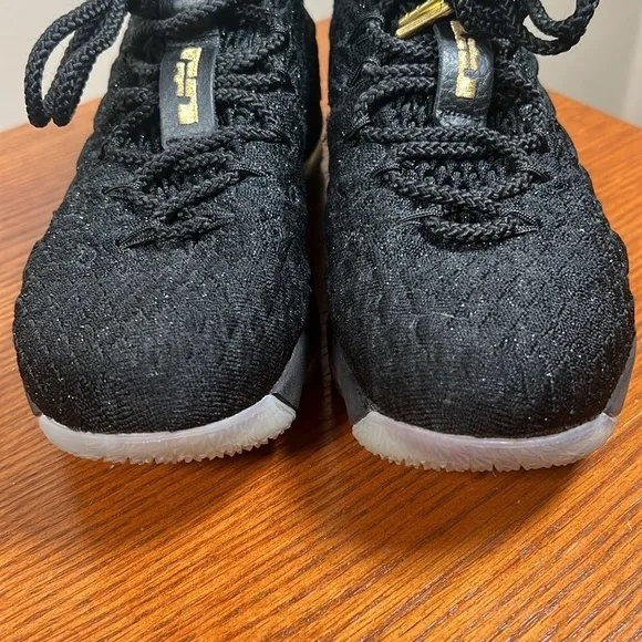 Nike LeBron 15 Black Metallic Gold (GS) Size 4Y