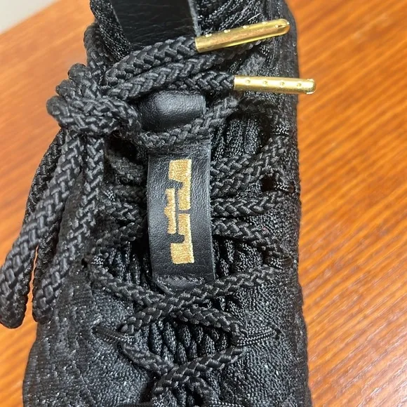 Nike LeBron 15 Black Metallic Gold (GS) Size 4Y
