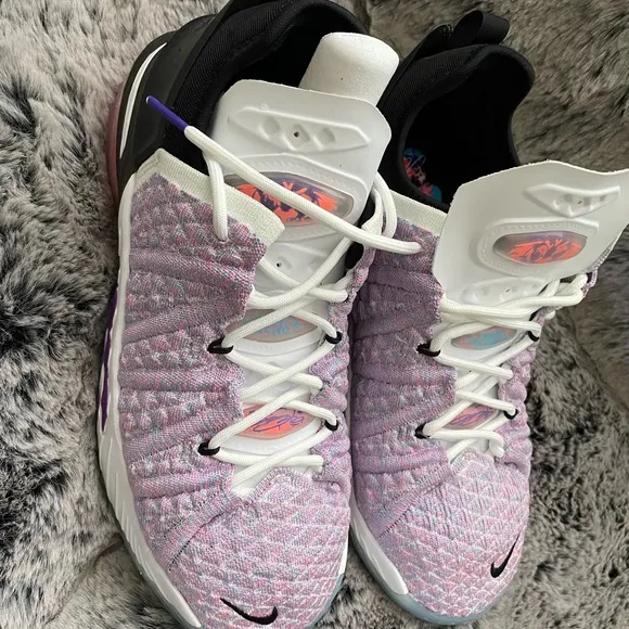 Nike LeBron XVIII