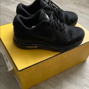 Nike Men's Black Air Max Shoes Size 7