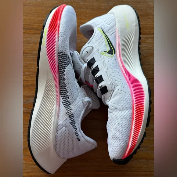 Nike men's White and Pink Running Shoes
