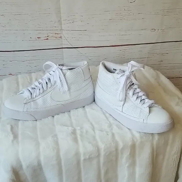 NIKE // rare mismatch 9/9.5 blazer perforated mid top sneaker