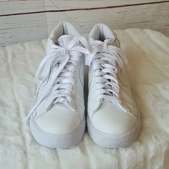 NIKE // rare mismatch 9/9.5 blazer perforated mid top sneaker