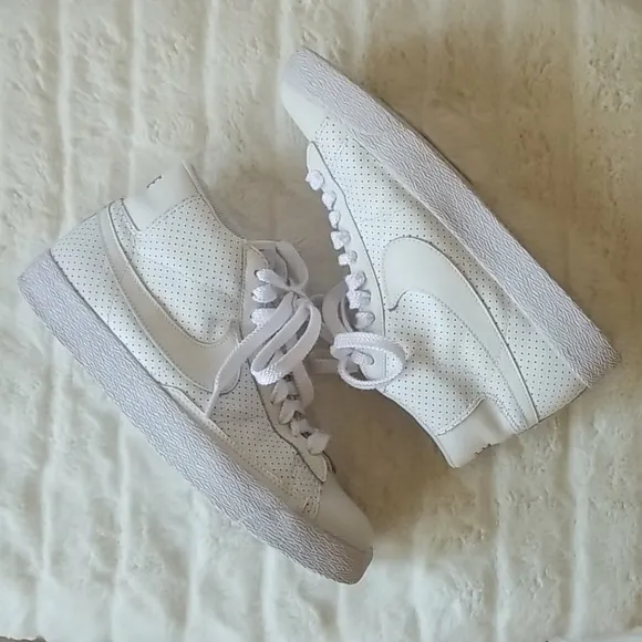 NIKE // rare mismatch 9/9.5 blazer perforated mid top sneaker