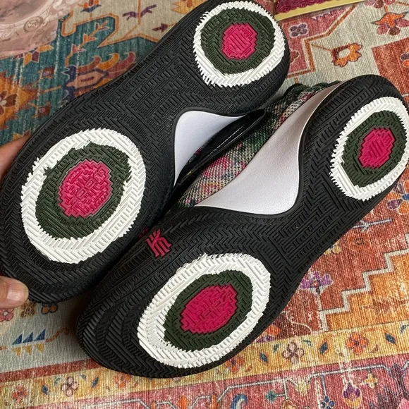 NIKE TENNIS SHOES WOMEN SIZE 8.5 SUPER CUTE 🥰