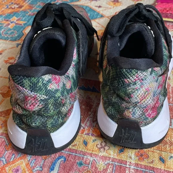 NIKE TENNIS SHOES WOMEN SIZE 8.5 SUPER CUTE 🥰