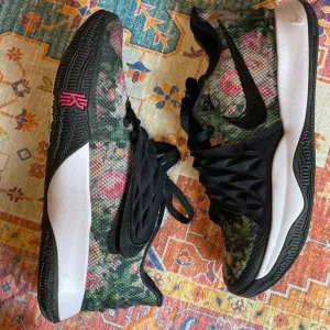 NIKE TENNIS SHOES WOMEN SIZE 8.5 SUPER CUTE 🥰