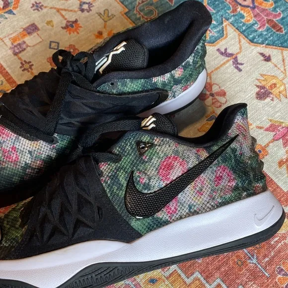 NIKE TENNIS SHOES WOMEN SIZE 8.5 SUPER CUTE 🥰