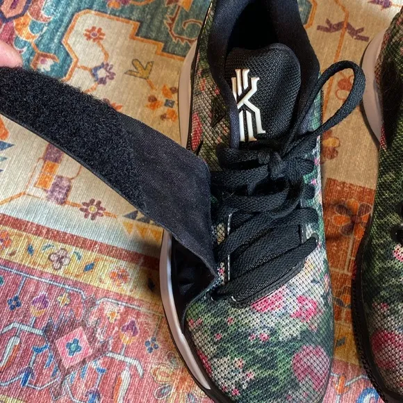 NIKE TENNIS SHOES WOMEN SIZE 8.5 SUPER CUTE 🥰