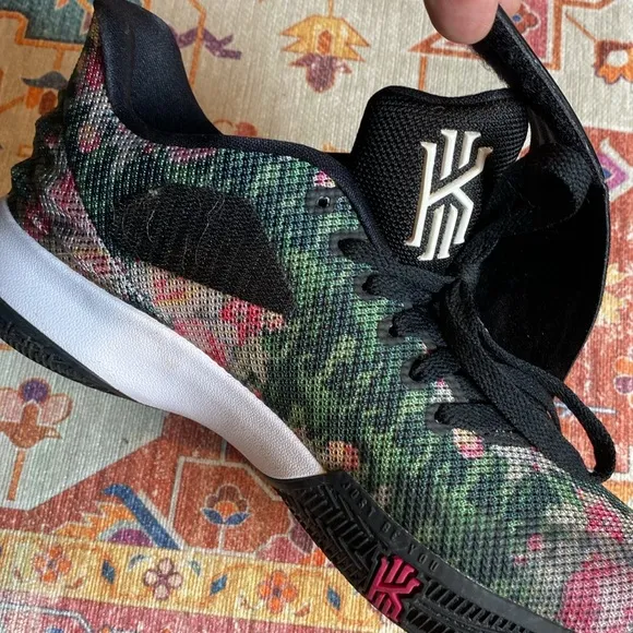 NIKE TENNIS SHOES WOMEN SIZE 8.5 SUPER CUTE 🥰