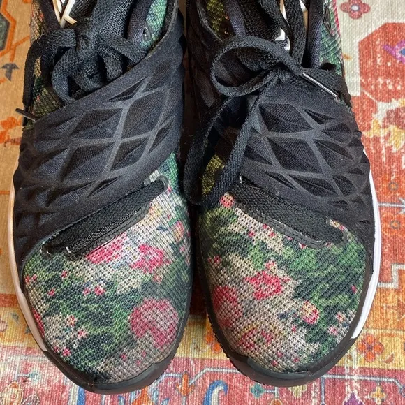 NIKE TENNIS SHOES WOMEN SIZE 8.5 SUPER CUTE 🥰
