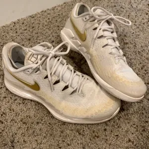 Nike Tennis Shoes
