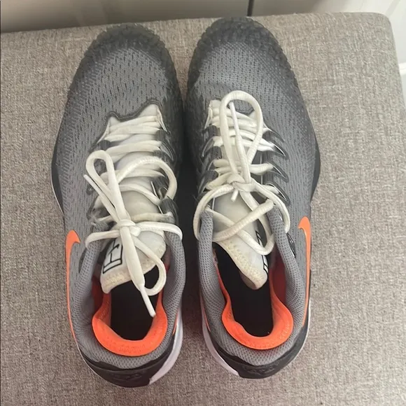 Nike Tennis Vapor court shoes, women’s size 8/mens 6.5