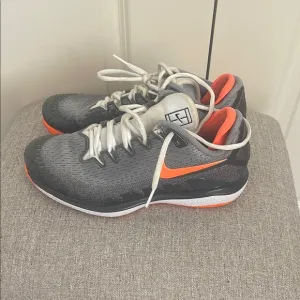 Nike Tennis Vapor court shoes, women’s size 8/mens 6.5
