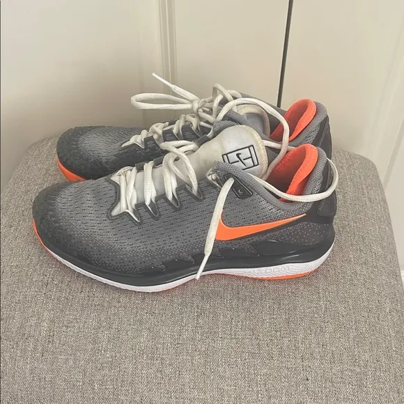 Nike Tennis Vapor court shoes, women’s size 8/mens 6.5