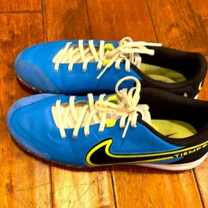 Nike Tiempo React Legend 9 Club IC Indoor Soccer  Mens Size 9 Shoes