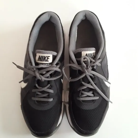 NIKE TRAINING   SIZE 8   MEN'S SNEAKERS.