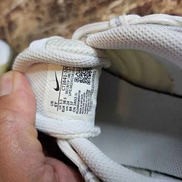Nike women's Air Max Tail Wind white running training shoes size 7.5.