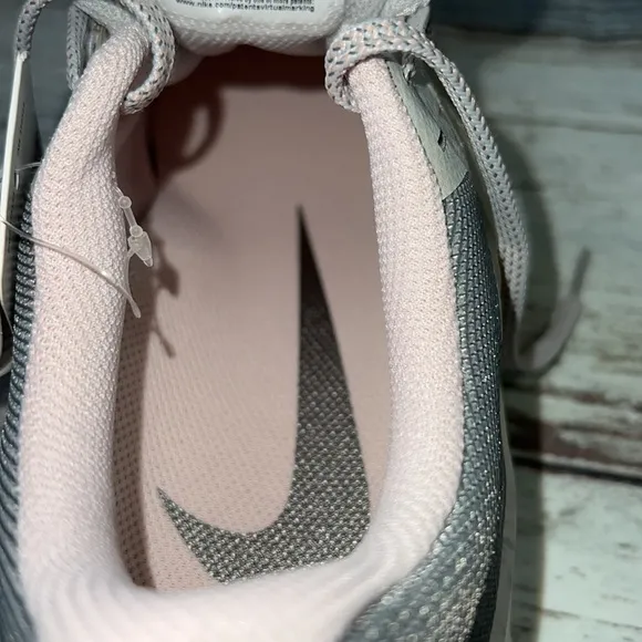Nike Women’s Winflo 8 PRM Grey Fog/Barely Rose-Pale Coral Size 8 ( DA3056-001 )
