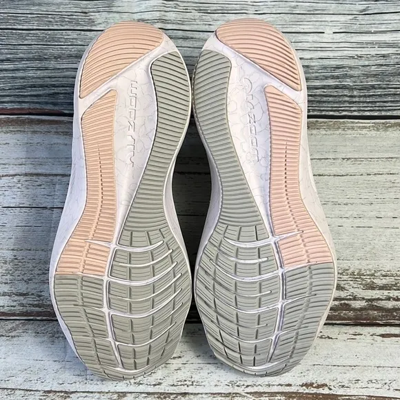 Nike Women’s Winflo 8 PRM Grey Fog/Barely Rose-Pale Coral Size 8 ( DA3056-001 )