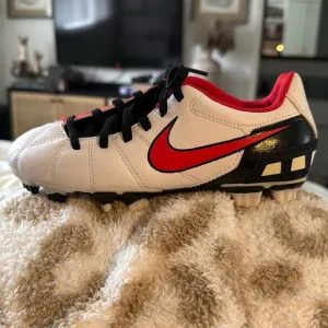 NIKE Youth TOTAL 90 SHOOT III FG SOCCER SHOES CLEATS 385409-160 2011 Size 2.5