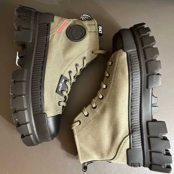 NWOB $119 Palladium Women's Revolt High Top TX Sneakers
