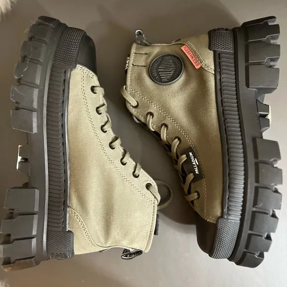 NWOB $119 Palladium Women's Revolt High Top TX Sneakers