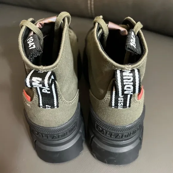 NWOB $119 Palladium Women's Revolt High Top TX Sneakers