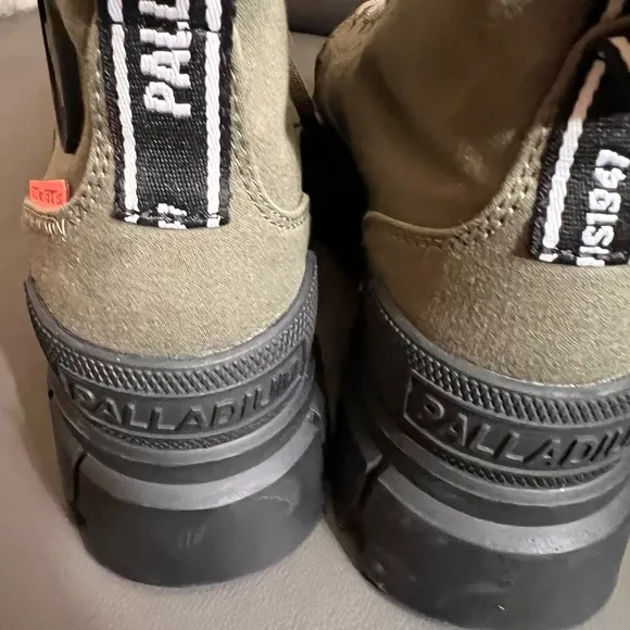 NWOB $119 Palladium Women's Revolt High Top TX Sneakers