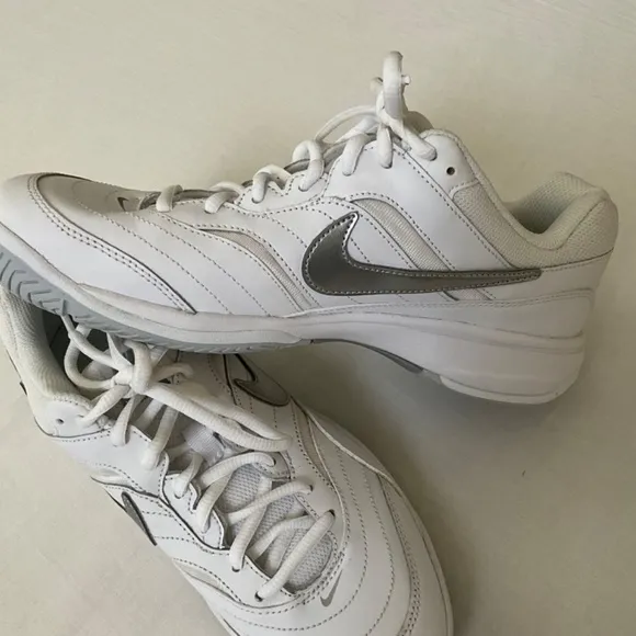 NWOB NIKE Leather Tennis Shoes Sneakers White Size 9.5W