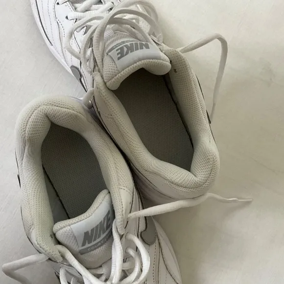 NWOB NIKE Leather Tennis Shoes Sneakers White Size 9.5W